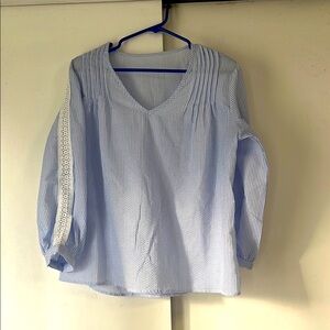 🍯 Large Blue and white top with lace sleeve details (1-10)